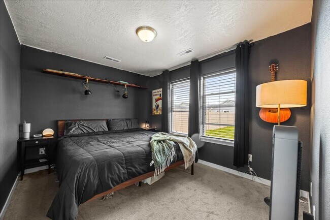 Building Photo - Perfect Location 3 Bed 2 Bath Home with SO...