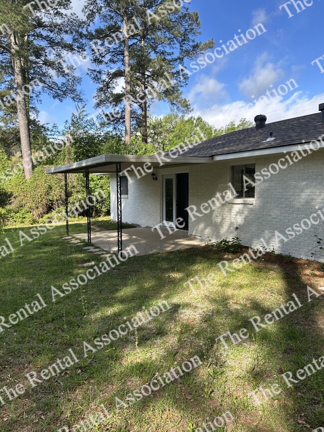 Building Photo - 1801 Roosevelt Dr