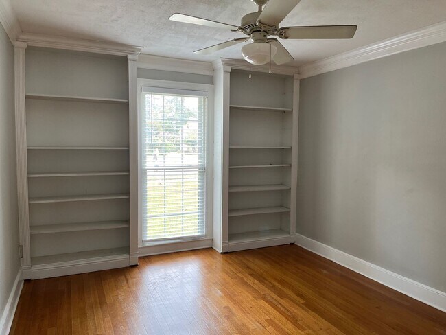 Building Photo - Beautiful and updated South Highlands 3BR/2BA.