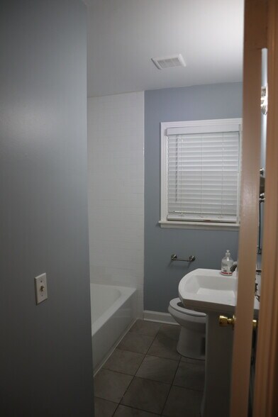 Building Photo - 3515 Hewlett Dr