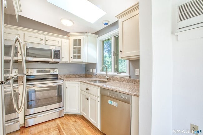 Building Photo - 25 Oakview Cir