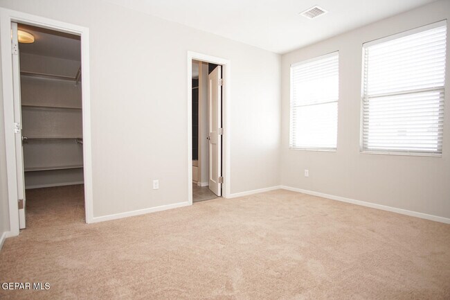 Building Photo - 4200 Camelot Heights Dr