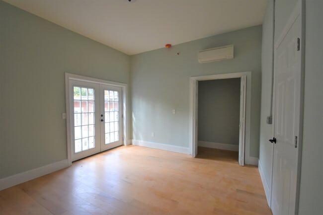 Building Photo - 523 Park Avenue
