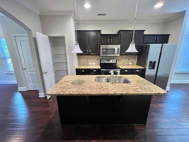 Building Photo - 3 Bed, 2.5 Bath Townhome 1 Mile from Downtown Franklin