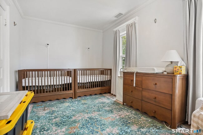 Building Photo - 8 Quintard Ave