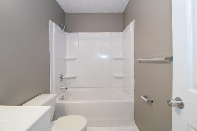 Building Photo - 924 Van Buren Ave