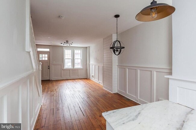 Building Photo - Charming 2 Bedroom Home with Modern Amenit...