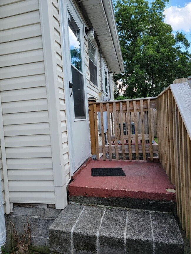 Building Photo - Front half of duplex, 2 bedroom 1 bath