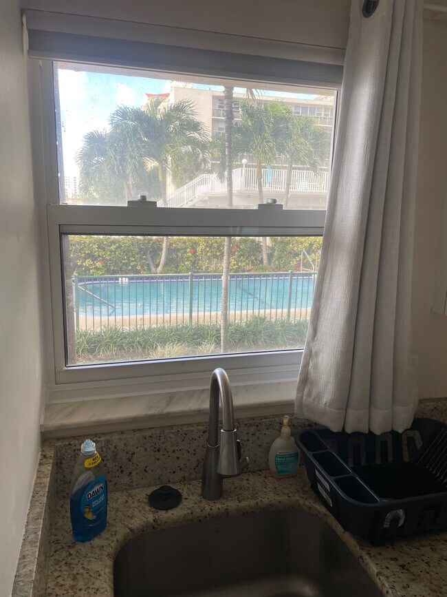 Building Photo - 9 N Birch Rd