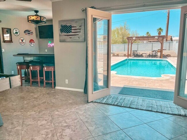Building Photo - 4 Bedroom Pool Home Located Downtown