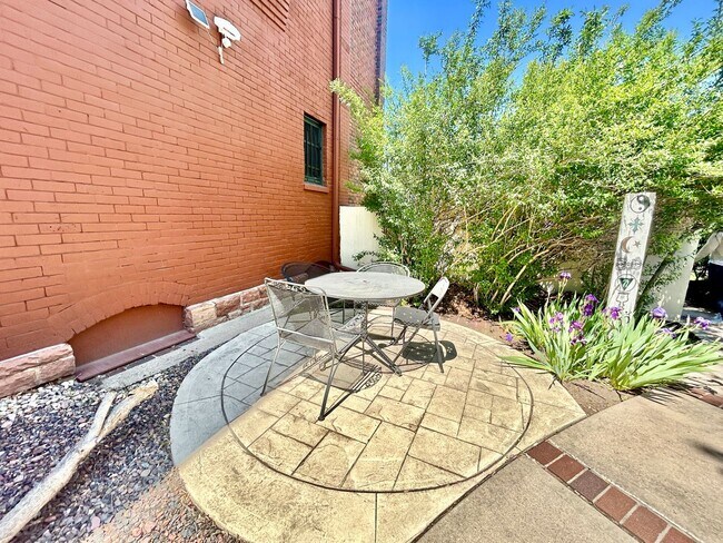 Building Photo - Charming Historic Condo in the Heart of Up...