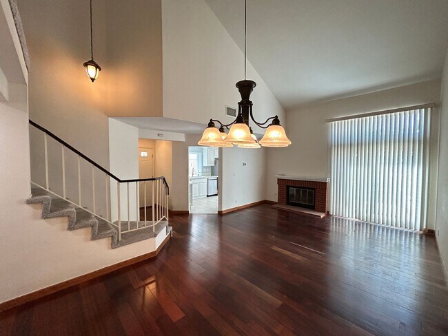 Building Photo - Beautiful 3 Bedroom 3 Bath Townhome with Loft in Orange!