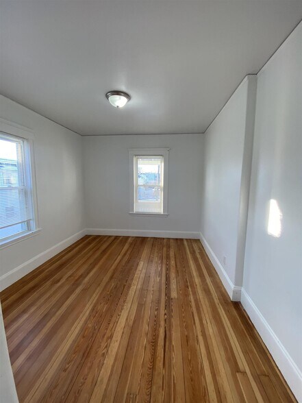 Building Photo - 44 Temple St