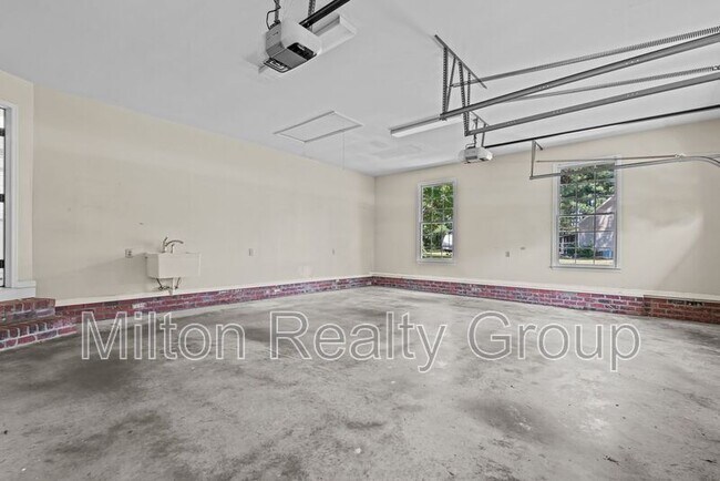 Building Photo - 464 Tirzah Dr