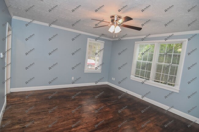 Building Photo - $900- Beautifully Updated 1-Bedroom, 1-Bat...