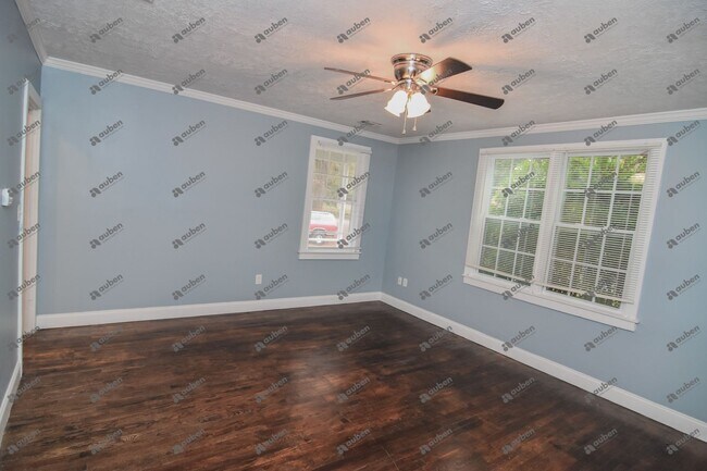 Building Photo - $900- Beautifully Updated 1-Bedroom, 1-Bathroom Duplex Unit