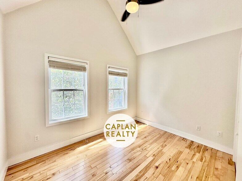 Building Photo - 324 Ashmun St