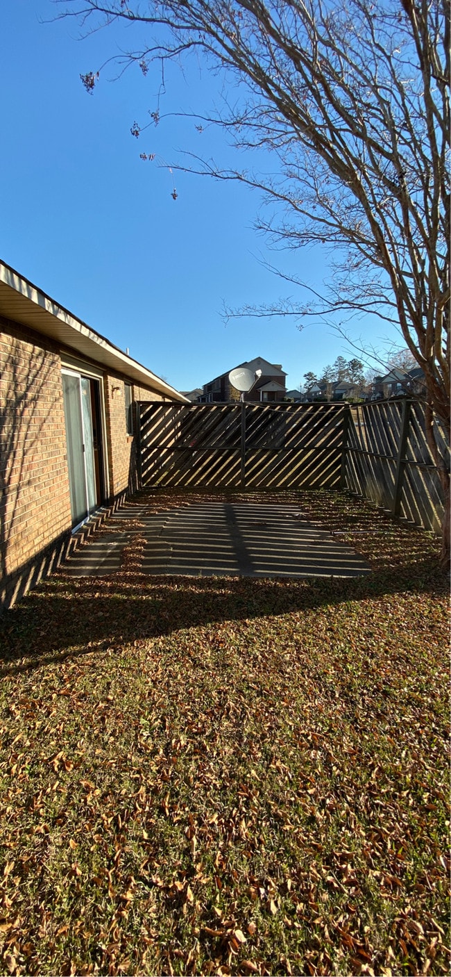 Building Photo - 1619 Westbrook Dr