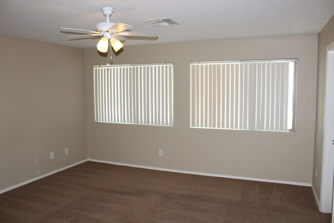Building Photo - Beautiful 4 bedroom 2.5 bath home located ...