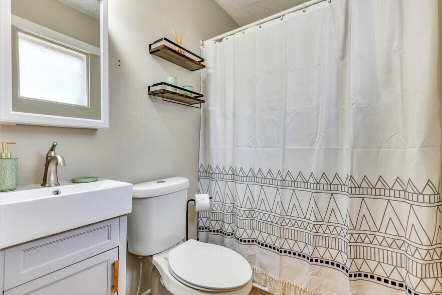 Building Photo - 1329 Walker Ave