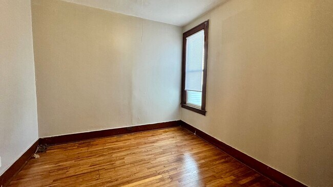 Building Photo - 612-614 Pettibone NW