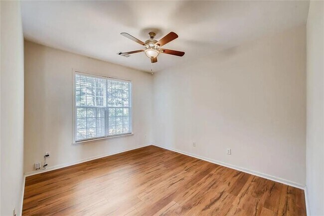 Building Photo - 520 Midhurst Pl