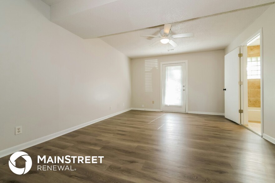 Building Photo - 303 E 11th St