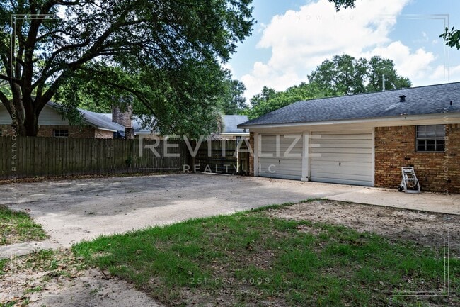 Building Photo - Spacious Brick Home in West Mobile!