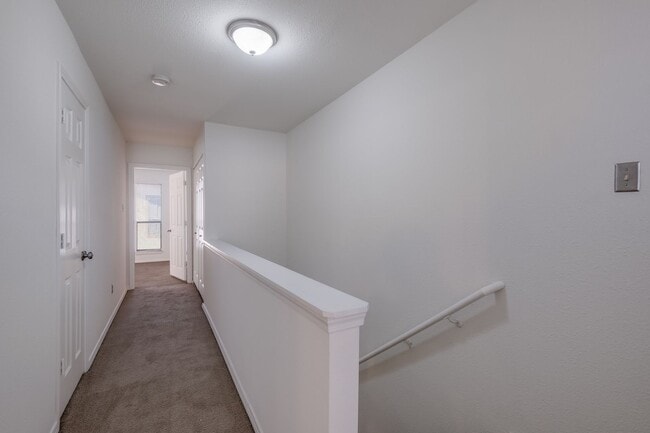 Building Photo - Renovated Condo with Great Location