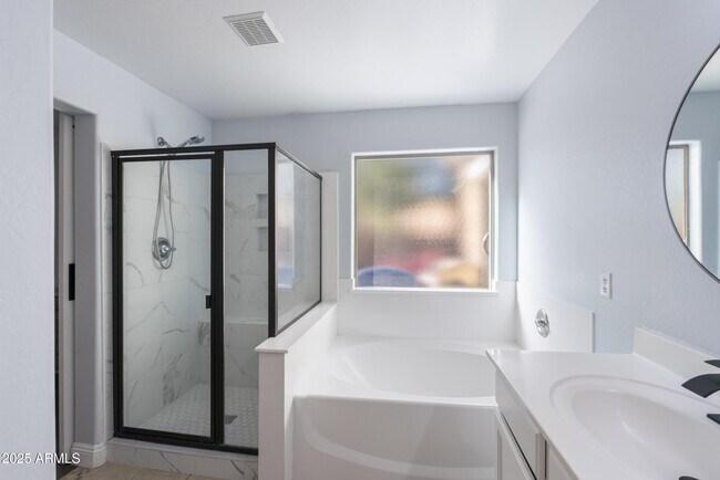 Building Photo - 1422 S 230th Ave