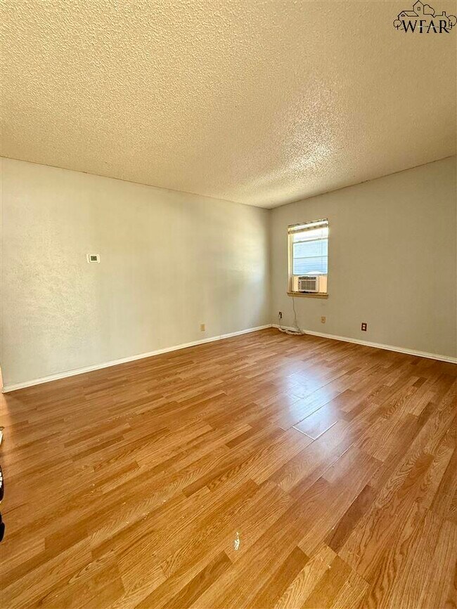 Building Photo - 1405 Tanbark Rd