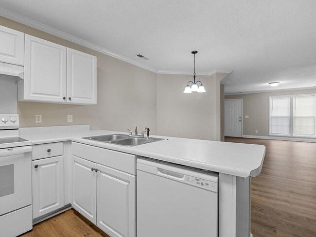 Building Photo - Freshly Renovated 2 BR, 2.5 BA Townhome Ce...