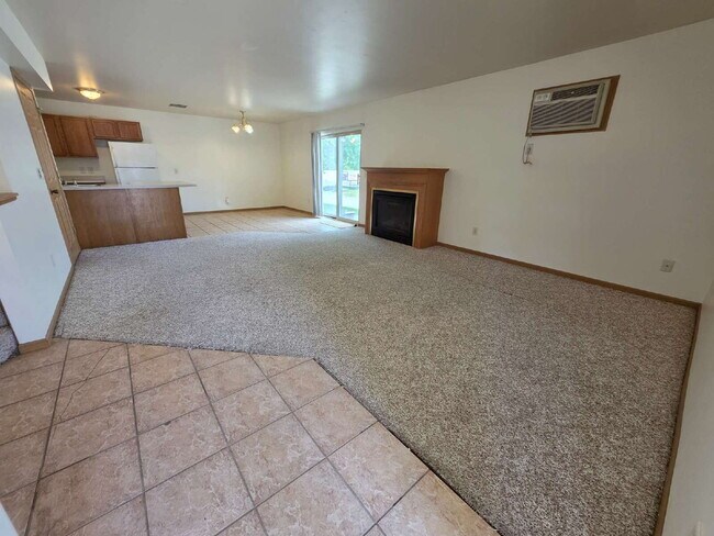 Building Photo - 2 bed 1 bath close to UWEC just off Water St. Available June 1st!