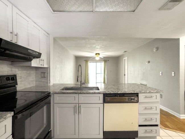 Building Photo - 2 BA/2 BR Condo in West Ashley