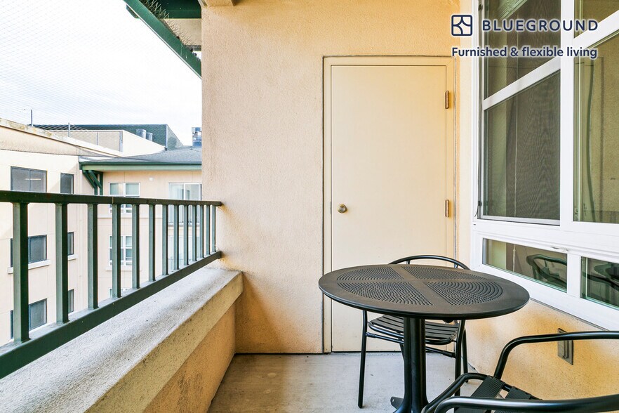 Building Photo - 853 Commodore Dr