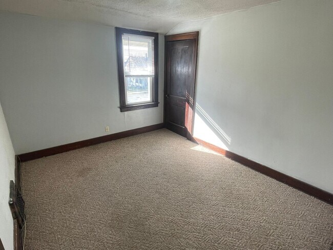 Building Photo - Dawes, 306-308