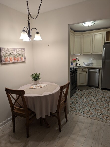 Breakfast nook and kitchen - 575 Thayer Ave