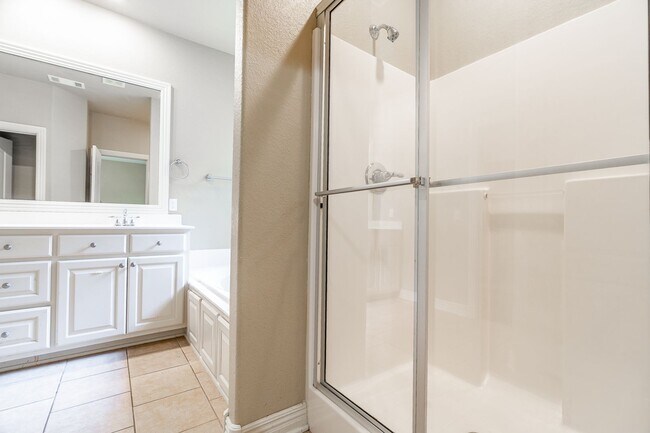 Building Photo - Beautiful & spacious 4 Bedroom condo w/fen...