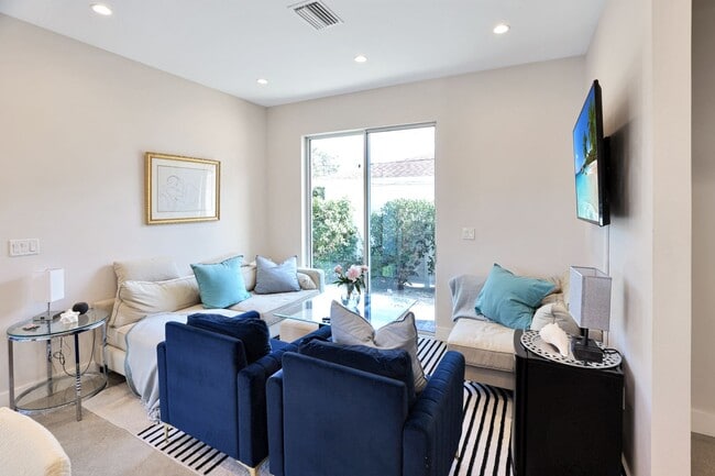 Building Photo - 4bd/3.5bth Perfectly Located Modern Townhouse