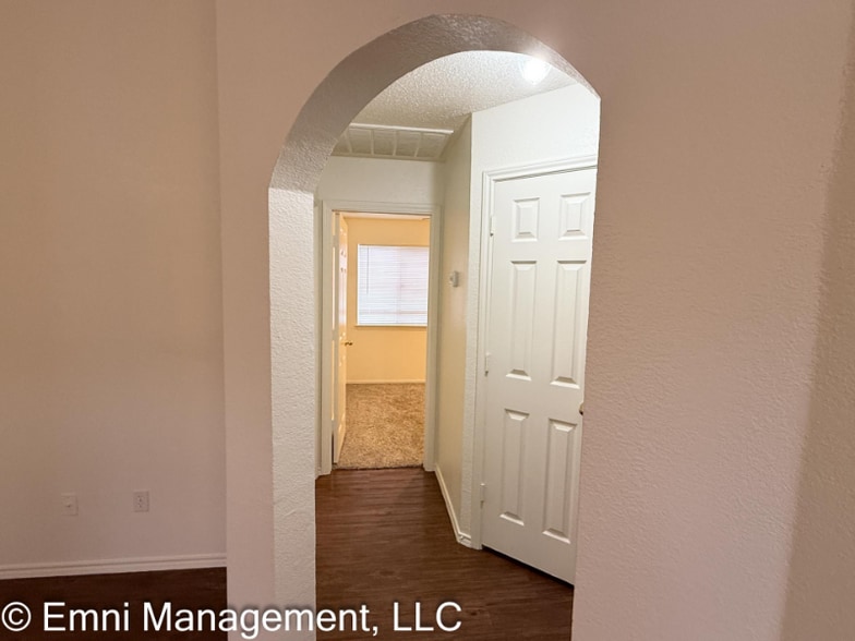 Building Photo - 2207 Garrett Dr