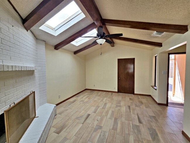 Building Photo - Charming Cul-de-Sac Home with Mountain Views