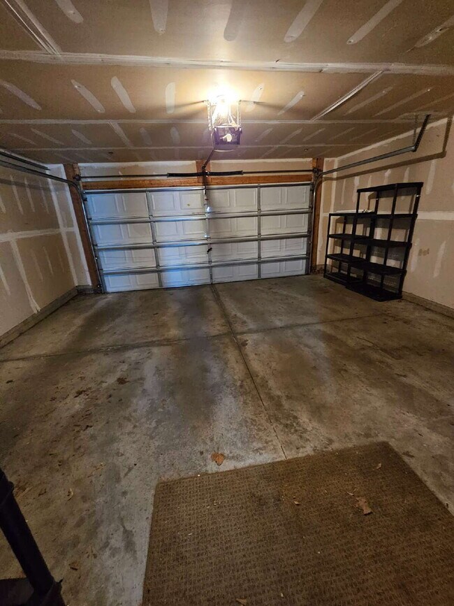 Building Photo - 3-Level Condo in Prime Sterling Heights Location. 2 Bed, 2 Full Bath, 2 Half Baths | 2-Car Garage...