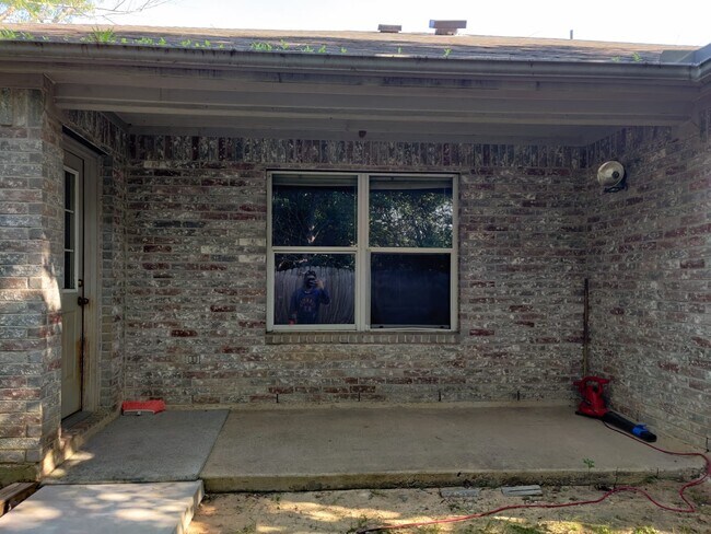 Building Photo - 3102 Via Helena Dr