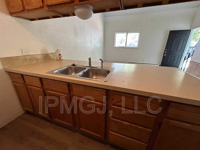Building Photo - 560 N Sparn St