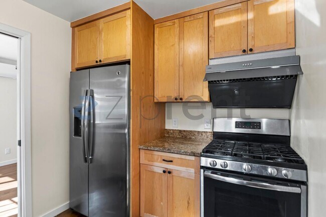 Building Photo - 319 Iris Way