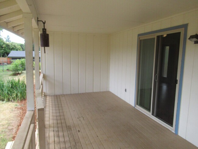 Building Photo - Great Three Bedroom Close South Salem