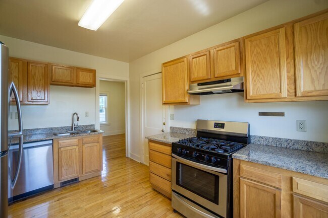 Building Photo - Newly Renovated Bright 2nd Floor Flat - 6/...
