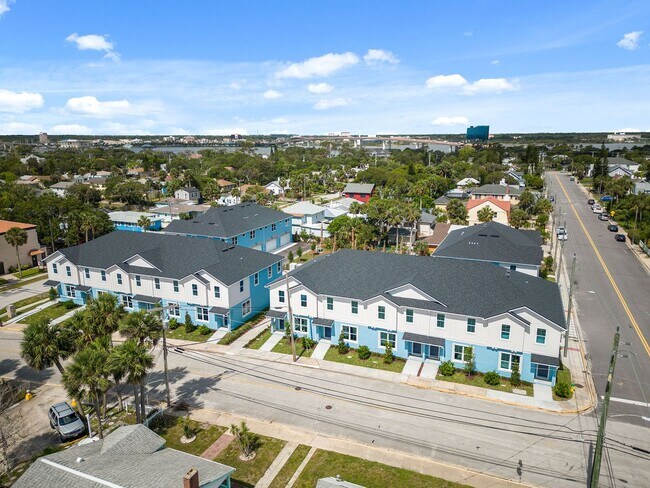 Building Photo - BRAND NEW!! 3 bedroom 2.5 bath Daytona Bea...