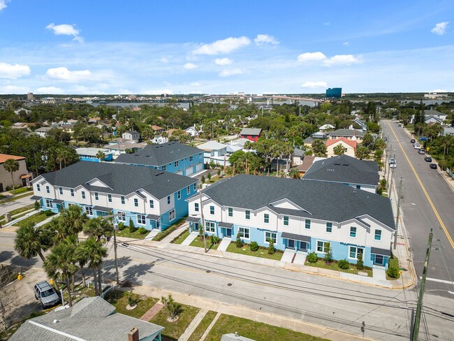 Building Photo - Stunning 3 bedroom 2.5 bath Daytona Beach ...