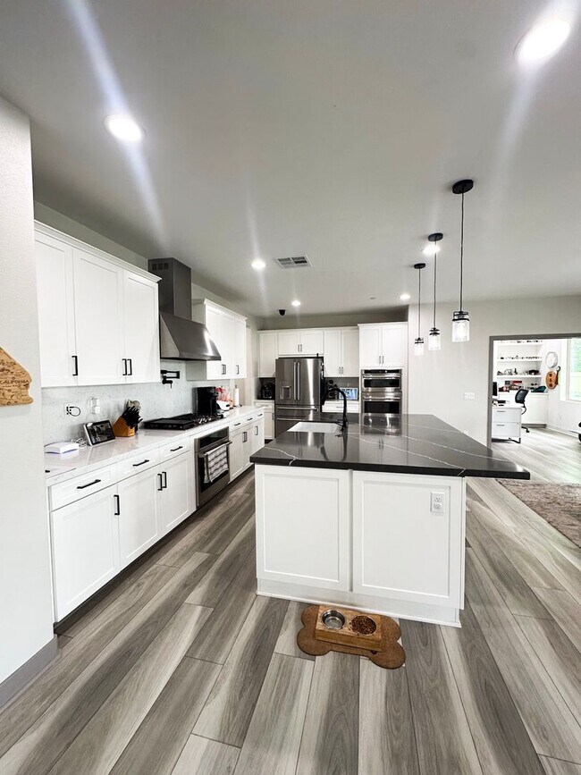 Building Photo - Spencer Crossing 5 Bedroom Modern Pool Home
